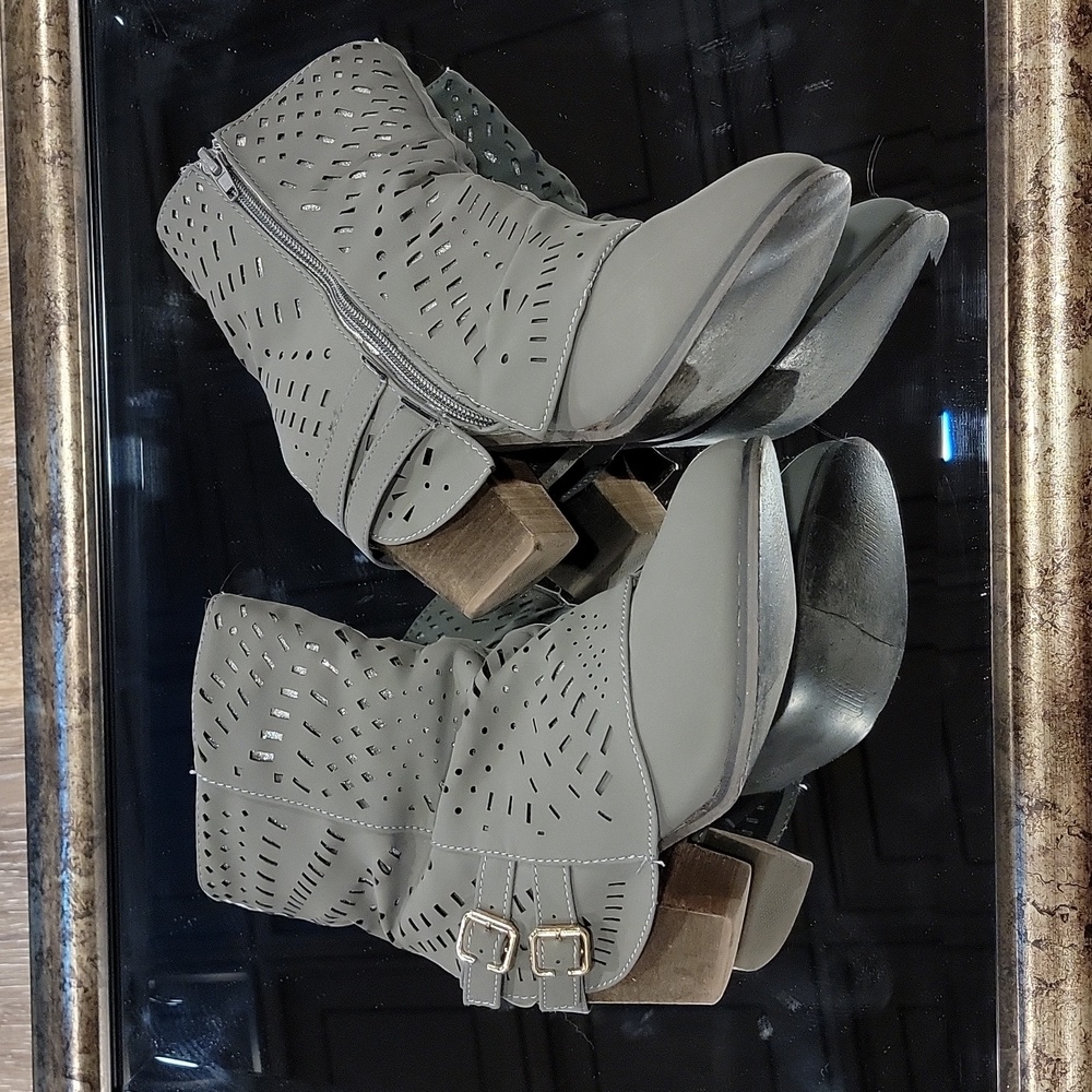 Gray Vanity boots size 6